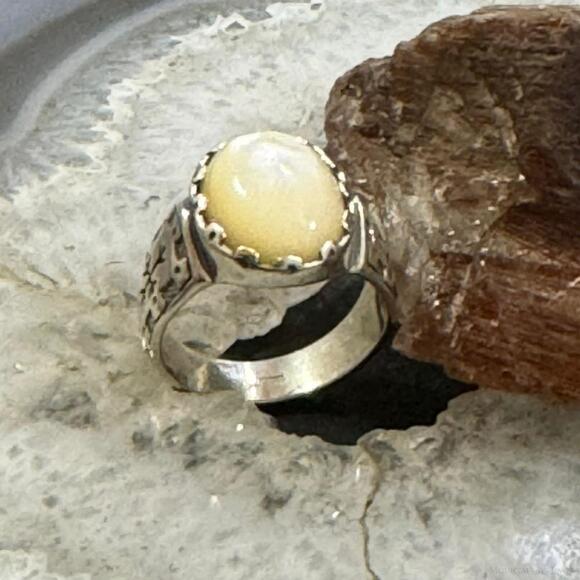 Carolyn Pollack Sterling Oval Mother of Pearl Decorated Shield Ring For Women - Picture 5 of 10